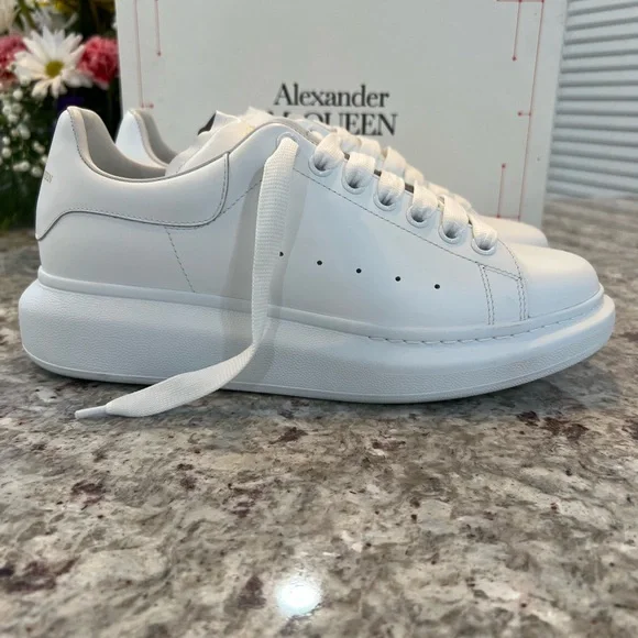 韓国の人気★ALEXANDER MCQUEEN★レザー OVERSIZED SNEAKERRS★ 韓国の人気☆ALEXANDER MCQUEEN☆レザー OVERSIZED SNEAKERRS